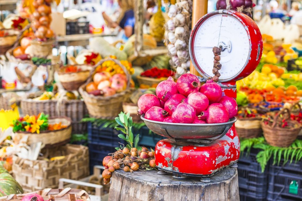 mercato della frutta e qualità italiana in Toscana con prodotti certificati dop e igp