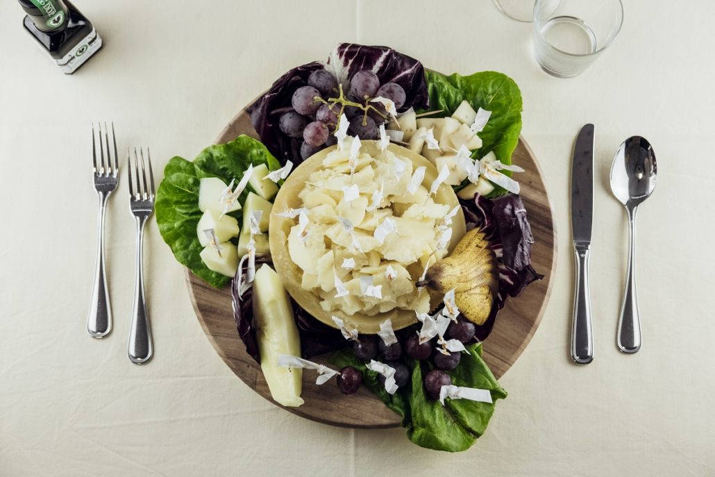 tagliere di pecorino toscano dop con insalata e radicchio