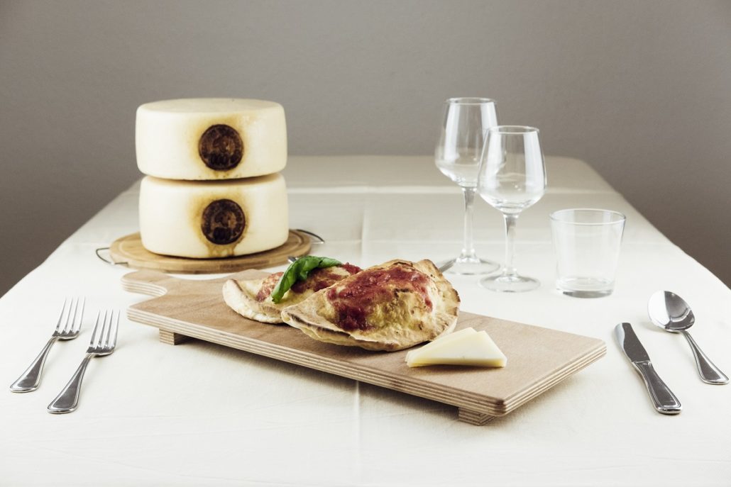 calzone con formaggio pecorino toscano dop 