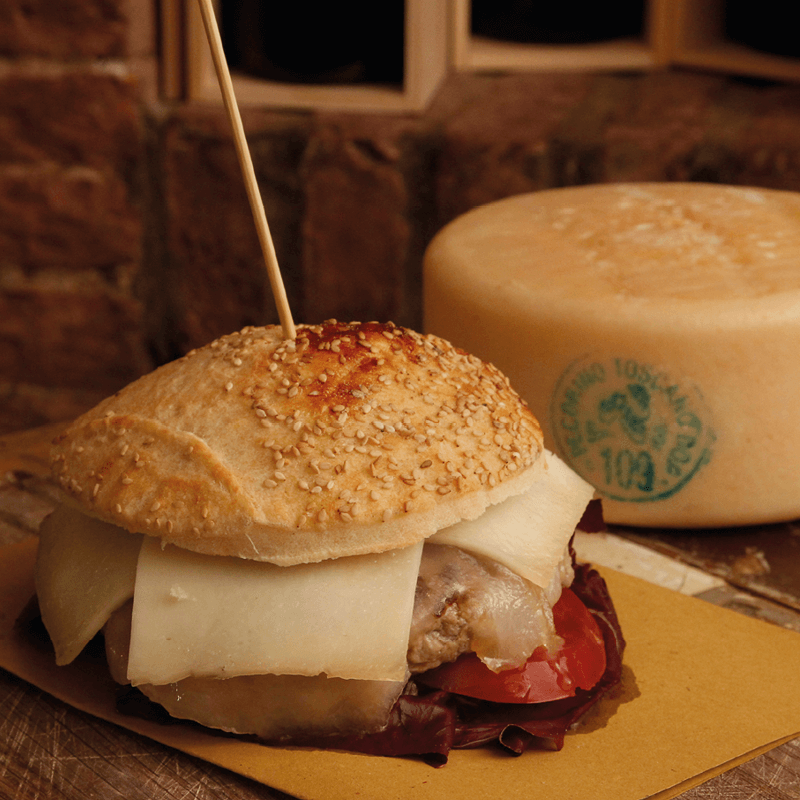 panino all'olio con hamburger e pecorino toscano dop tradizione toscana