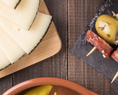 Spiedini di Pecorino Toscano DOP, salame e olive