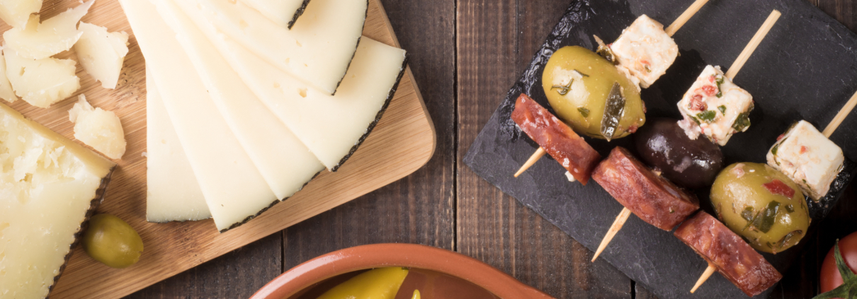 Spiedini di Pecorino Toscano DOP, salame e olive