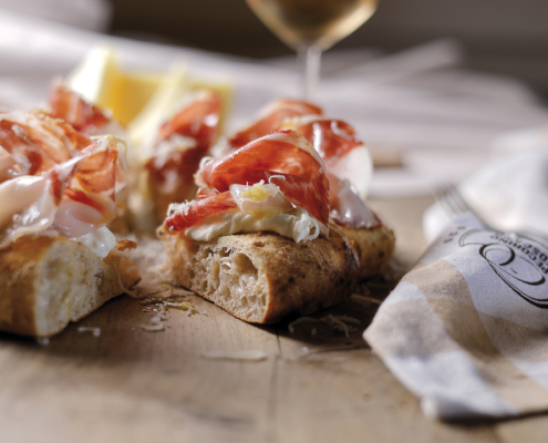 Pizza con stracciatella, Prosciutto da “Cinta Senese DOP”, Pecorino Toscano DOP e Olio Toscano IGP