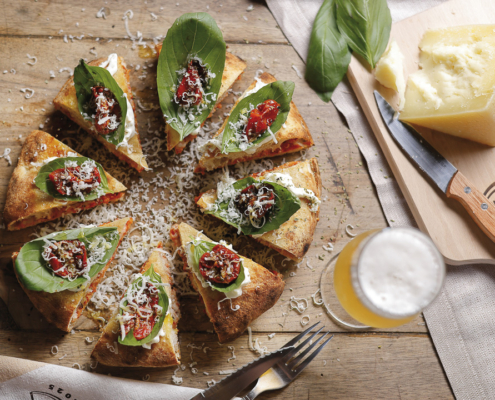 Pizza con pomodori Piccadilly, stracciatella, basilico fresco, Pecorino Toscano DOP in fiocchi