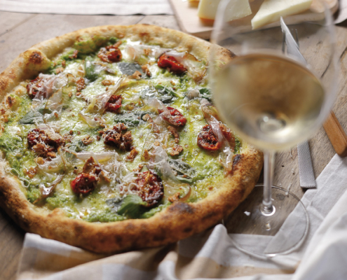Pizza con crema di piselli, salvia e aglione della Valdichiana, Rigatino da “Cinta Senese DOP”, Pecorino Toscano DOP e pomodorini confit