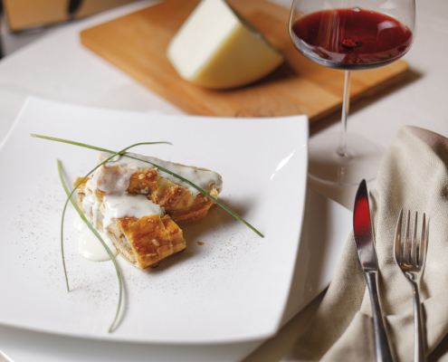 Strudel salato al Pecorino Toscano DOP con pan di Spagna e frutta